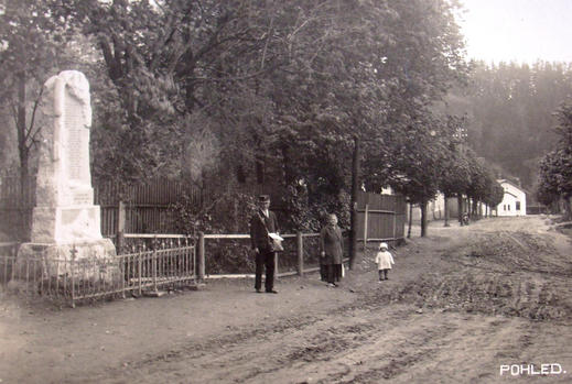 fotografie pomníku z roku 1945